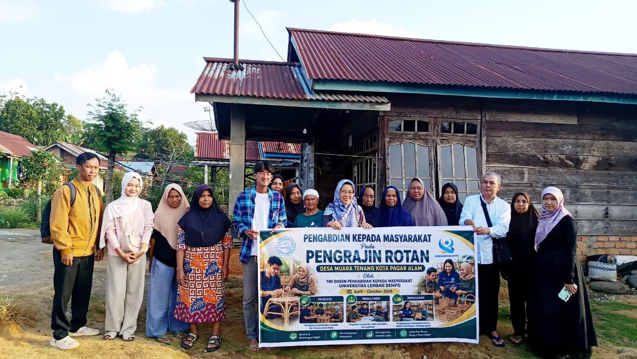 Tim Dosen Universitas Lembah Dempo Hadirkan Pelatihan Pembukuan Sederhana bagi Pengrajin Rotan Desa Muara Tenang